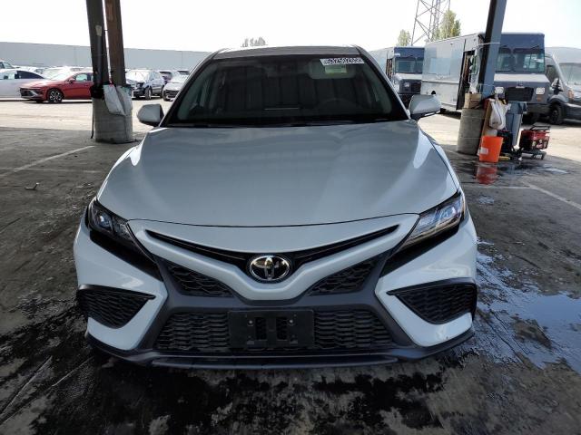 4T1G11AK6PU171822 - 2023 TOYOTA CAMRY SE NIGHT SHADE WHITE photo 5