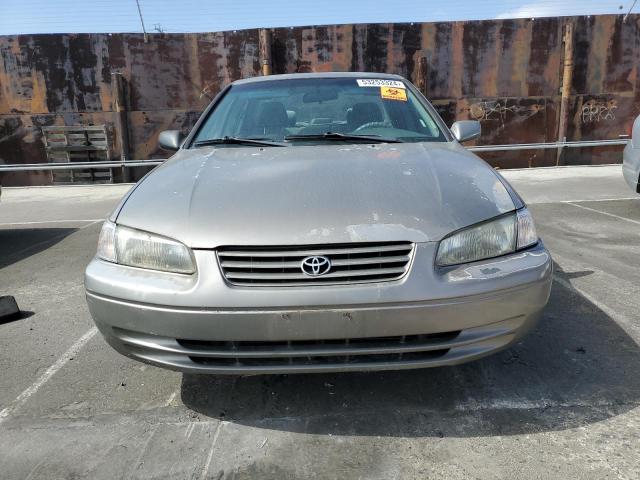 4T1BG22K5XU585946 - 1999 TOYOTA CAMRY CE TAN photo 5