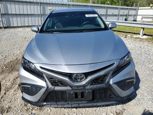 4T1G11AK7RU190835 - 2024 TOYOTA CAMRY SE NIGHT SHADE SILVER photo 5