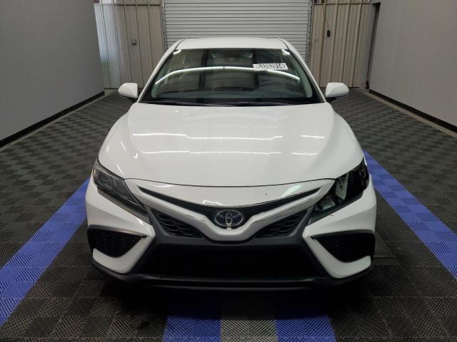 4T1T11AK2NU039555 - 2022 TOYOTA CAMRY SE WHITE photo 5