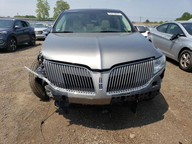 2LMHJ5AT3GBL00548 - 2016 LINCOLN MKT GOLD photo 5