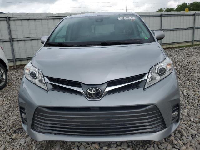 5TDDZ3DC3JS203024 - 2018 TOYOTA SIENNA XLE SILVER photo 5