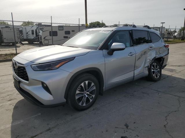 5TDHZRBH9NS587335 - 2022 TOYOTA HIGHLANDER XLE 银色 照片 1