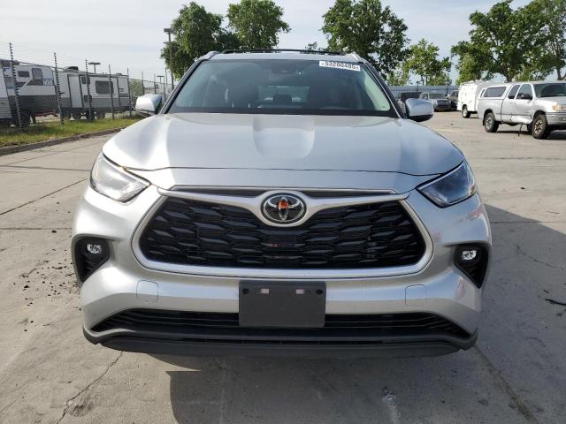 5TDHZRBH9NS587335 - 2022 TOYOTA HIGHLANDER XLE 银色 照片 5