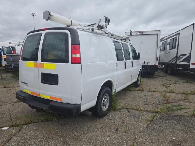 1GCWGFCA4D1902924 - 2013 CHEVROLET EXPRESS G2 WHITE photo 3