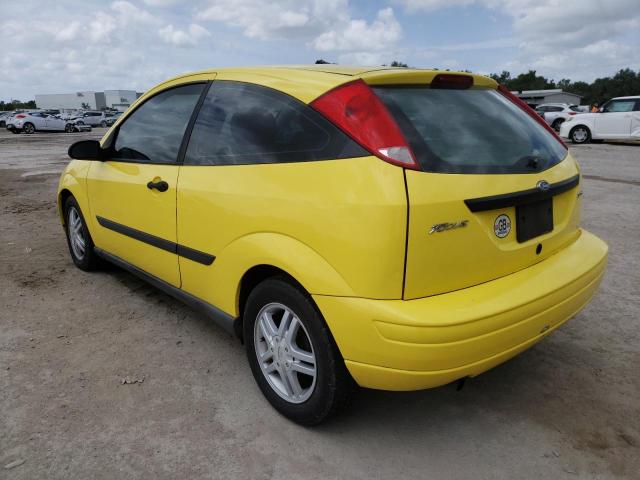 3FAHP31351R153912 - 2001 FORD FOCUS ZX3 YELLOW photo 2