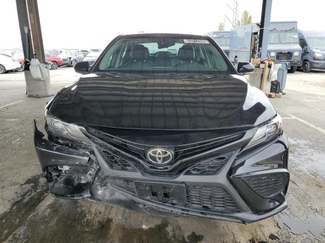 4T1G11AK9RU910913 - 2024 TOYOTA CAMRY SE NIGHT SHADE BLACK photo 5