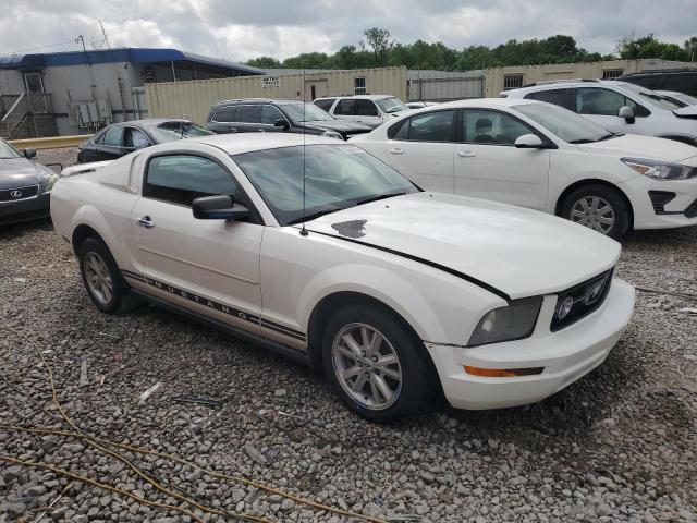 1ZVFT80N555154576 - 2005 FORD MUSTANG WHITE photo 4