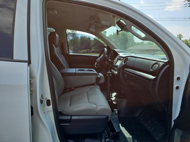 5TFUW5F12JX765779 - 2018 TOYOTA TUNDRA DOUBLE CAB SR/SR5 WHITE photo 5