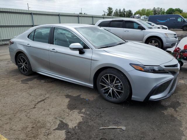 4T1G11BK2RU119198 - 2024 TOYOTA CAMRY SE NIGHT SHADE SILVER photo 4