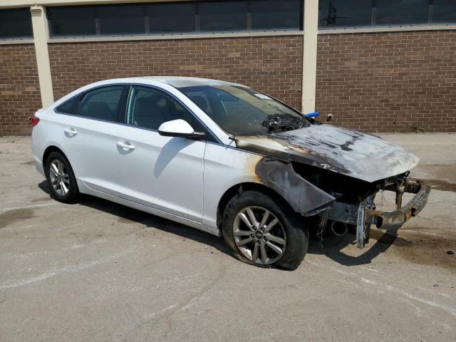 5NPE24AF9HH515975 - 2017 HYUNDAI SONATA SE WHITE photo 4