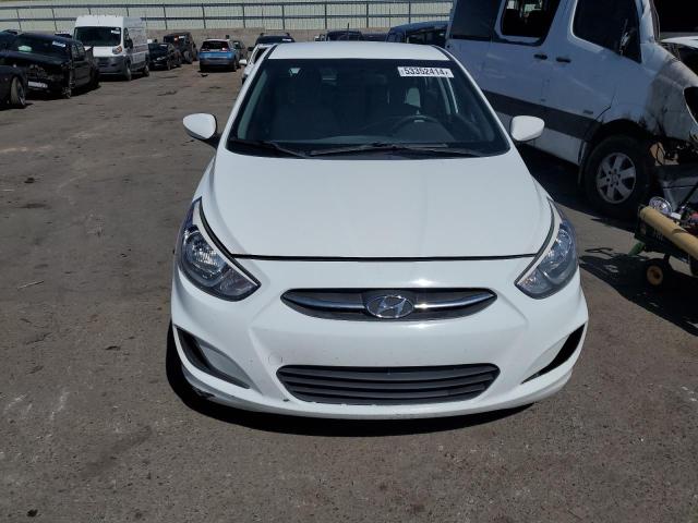 KMHCT5AE9GU273657 - 2016 HYUNDAI ACCENT SE WHITE photo 5