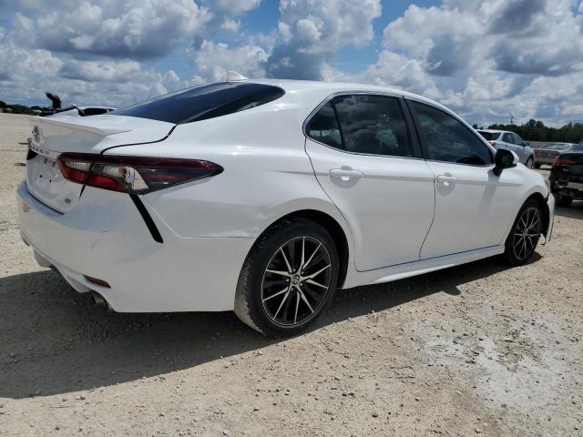 4T1G11AK1MU554949 - 2021 TOYOTA CAMRY SE WHITE photo 3