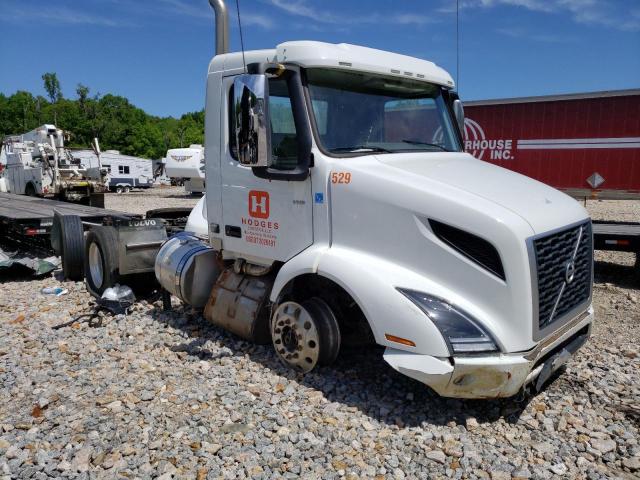 4V4WC9EH7KN898207 - 2019 VOLVO VNR WHITE photo 1