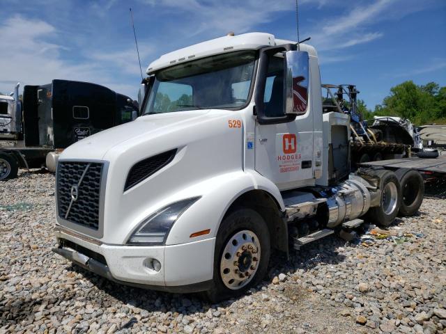 4V4WC9EH7KN898207 - 2019 VOLVO VNR WHITE photo 2