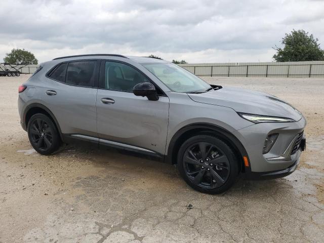 LRBFZPE49RD054342 - 2024 BUICK ENVISION ESSENCE رمادي صورة 4