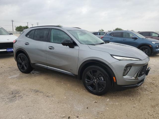 LRBFZPE43RD068978 - 2024 BUICK ENVISION ESSENCE رمادي صورة 4