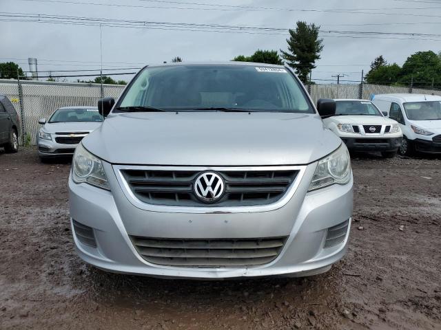 2C4RVAAG4CR120498 - 2012 VOLKSWAGEN ROUTAN S SILVER photo 5
