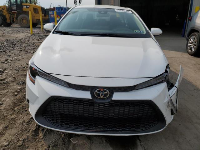 5YFEPMAE0NP354231 - 2022 TOYOTA COROLLA LE WHITE photo 5