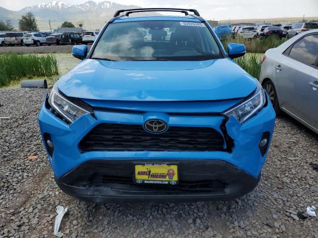 2T3A1RFVXKW071813 - 2019 TOYOTA RAV4 XLE PREMIUM BLUE photo 5