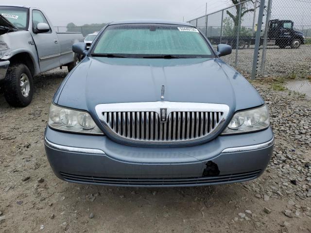 1LNHM81W84Y686994 - 2004 LINCOLN TOWN CAR EXECUTIVE BLUE photo 5
