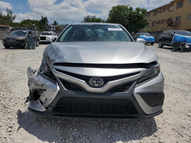 4T1G11AK6PU763849 - 2023 TOYOTA CAMRY SE NIGHT SHADE SILVER photo 5