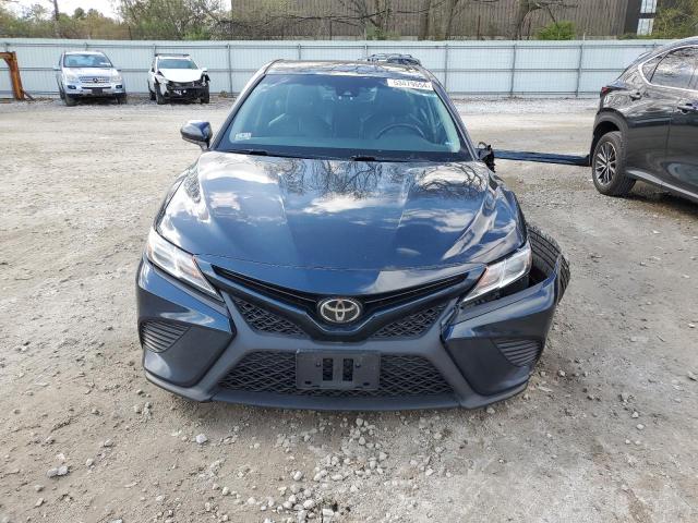 4T1B11HK2JU580164 - 2018 TOYOTA CAMRY L BLUE photo 5