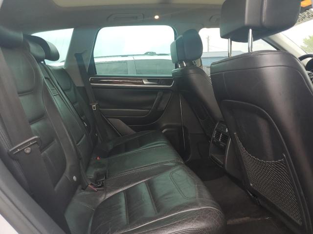 WVGFF9BP6BD000468 - 2011 VOLKSWAGEN TOUAREG V6 SILVER photo 11