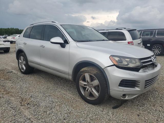 WVGFF9BP6BD000468 - 2011 VOLKSWAGEN TOUAREG V6 SILVER photo 4