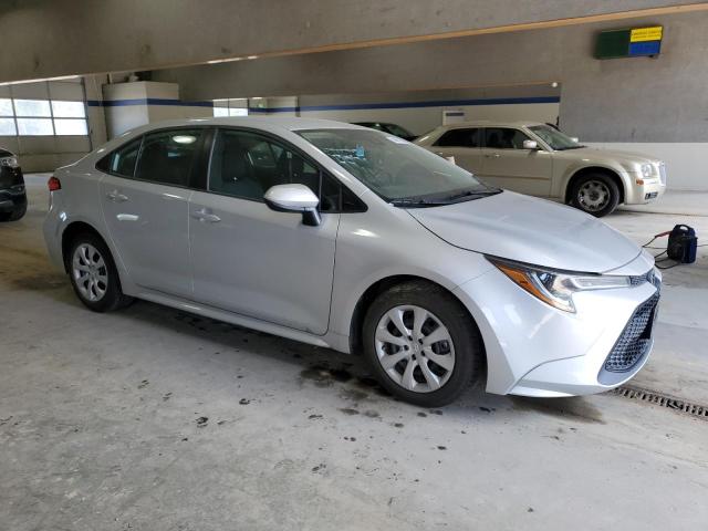 5YFEPRAE1LP079110 - 2020 TOYOTA COROLLA LE Сріблястий фото 4