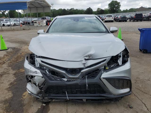 4T1G11AK2PU751875 - 2023 TOYOTA CAMRY SE NIGHT SHADE SILVER photo 5