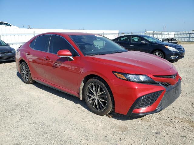4T1G11AK5PU092643 - 2023 TOYOTA CAMRY SE NIGHT SHADE RED photo 4