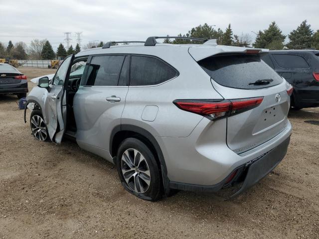 5TDGZRBH7NS200180 - 2022 TOYOTA HIGHLANDER XLE SILVER photo 2