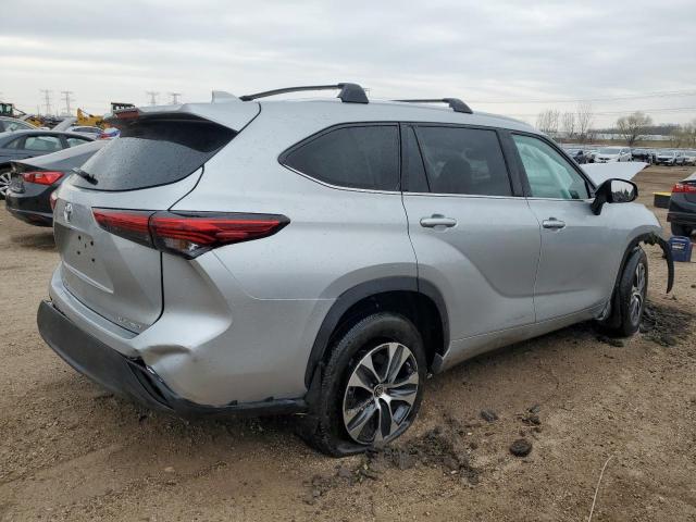 5TDGZRBH7NS200180 - 2022 TOYOTA HIGHLANDER XLE SILVER photo 3