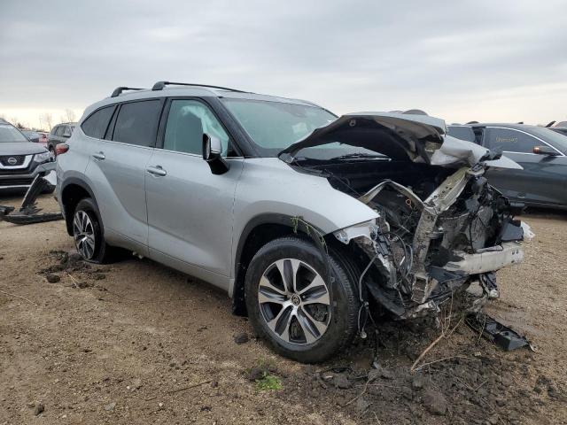 5TDGZRBH7NS200180 - 2022 TOYOTA HIGHLANDER XLE SILVER photo 4