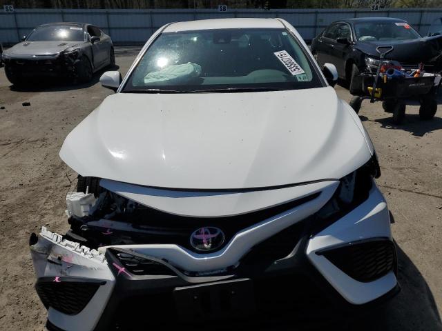 4T1T11BK2PU075750 - 2023 TOYOTA CAMRY SE NIGHT SHADE WHITE photo 5