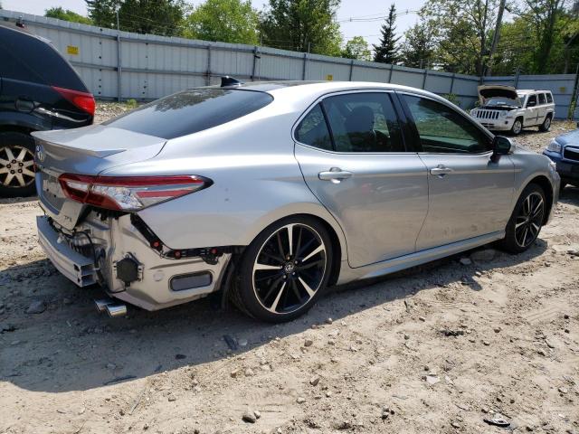 4T1BZ1HKXJU009952 - 2018 TOYOTA CAMRY XSE SILVER photo 3