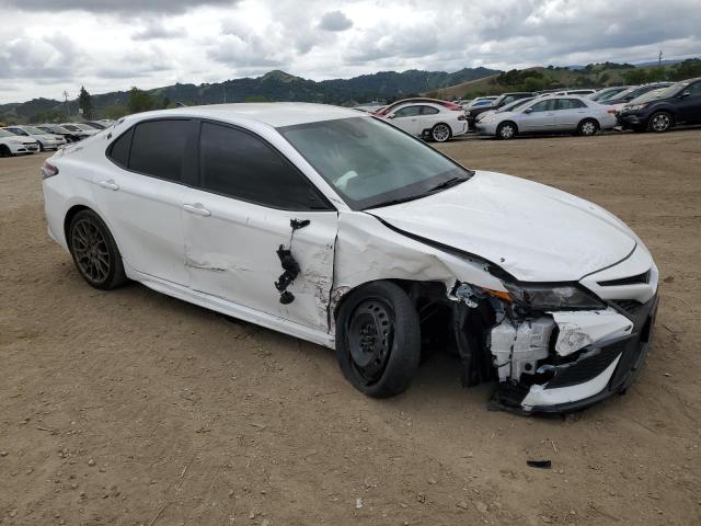 4T1G11AK8RU254400 - 2024 TOYOTA CAMRY SE NIGHT SHADE WHITE photo 4