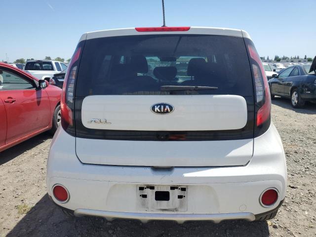 KNDJP3A50J7604927 - 2018 KIA SOUL + WHITE photo 6