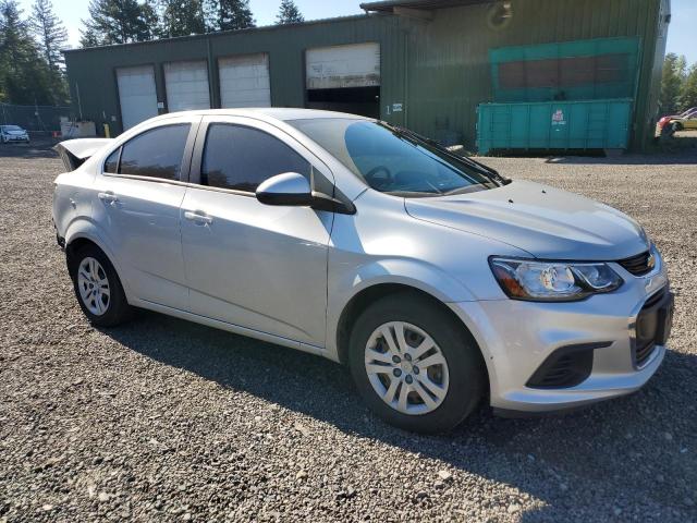 1G1JB5SH5J4117333 - 2018 CHEVROLET SONIC LS ვერცხლისფერი ფოტო 4