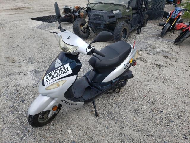 LT4Z1NAA7HZ000100 - 2017 ZHEA SCOOTER SILVER photo 2