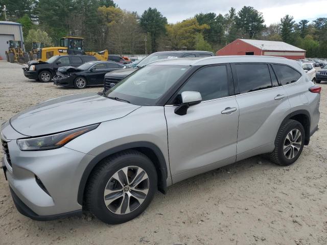 5TDHZRBH9NS570678 - 2022 TOYOTA HIGHLANDER XLE SILVER photo 1