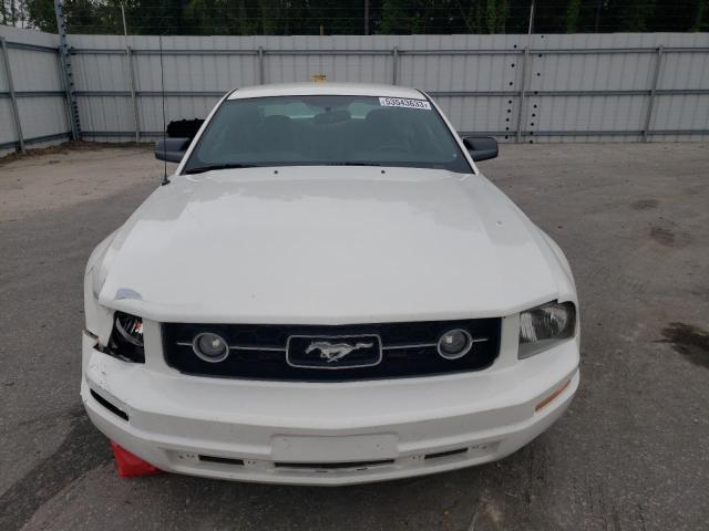 1ZVFT80N275245985 - 2007 FORD MUSTANG WHITE photo 5