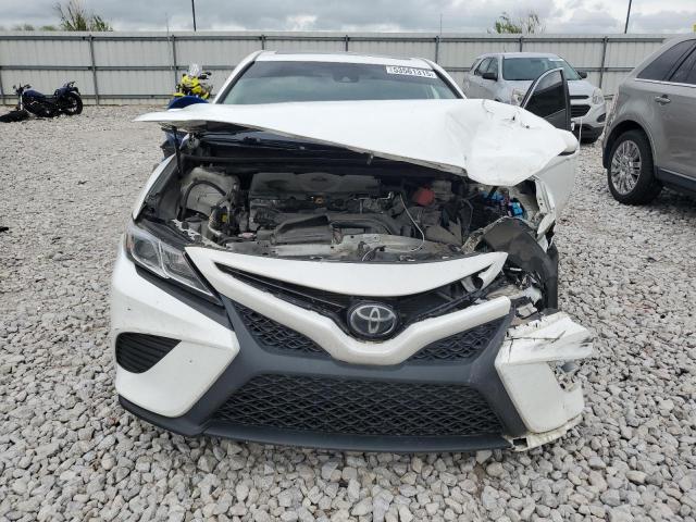 4T1B11HK9JU596491 - 2018 TOYOTA CAMRY L WHITE photo 5
