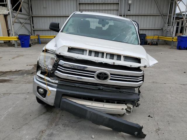 5TFDW5F13HX610930 - 2017 TOYOTA TUNDRA CREWMAX SR5 WHITE photo 5