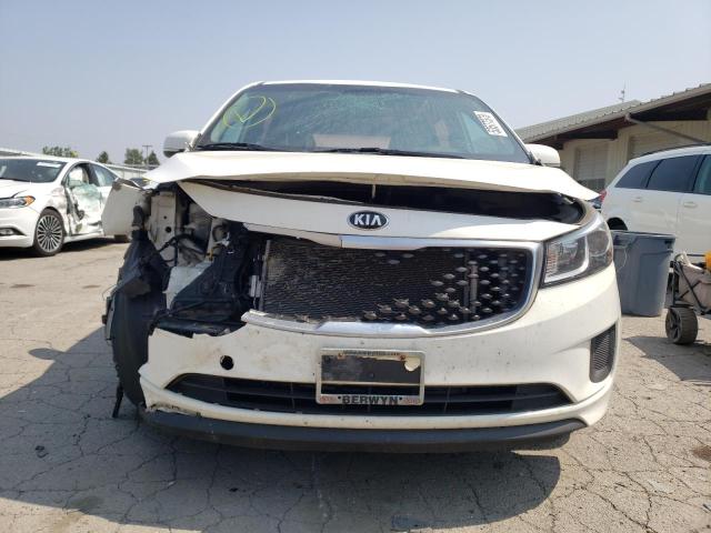 KNDMA5C18F6029400 - 2015 KIA SEDONA L WHITE photo 5