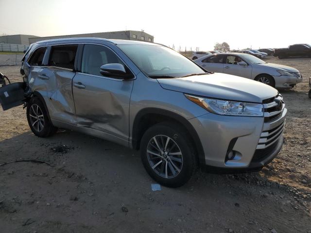 5TDKZRFH9JS536895 - 2018 TOYOTA HIGHLANDER SE SILVER photo 4