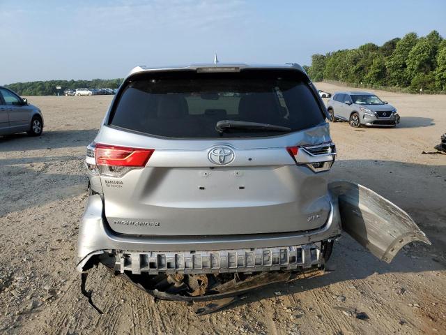 5TDKZRFH9JS536895 - 2018 TOYOTA HIGHLANDER SE SILVER photo 6