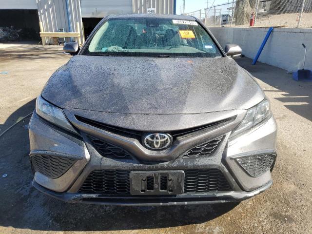 4T1G11AK5RU206353 - 2024 TOYOTA CAMRY SE NIGHT SHADE GRAY photo 5