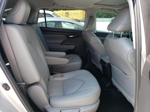 5TDGZRBH1NS582173 - 2022 TOYOTA HIGHLANDER XLE SILVER photo 11